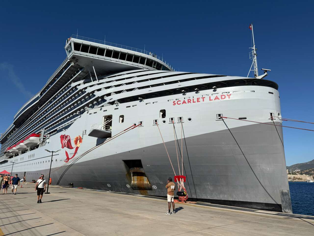 Scarlet Lady Bodrum’da, 277 Metrelik Dev Kruvaziyer Limana Demirledi 1